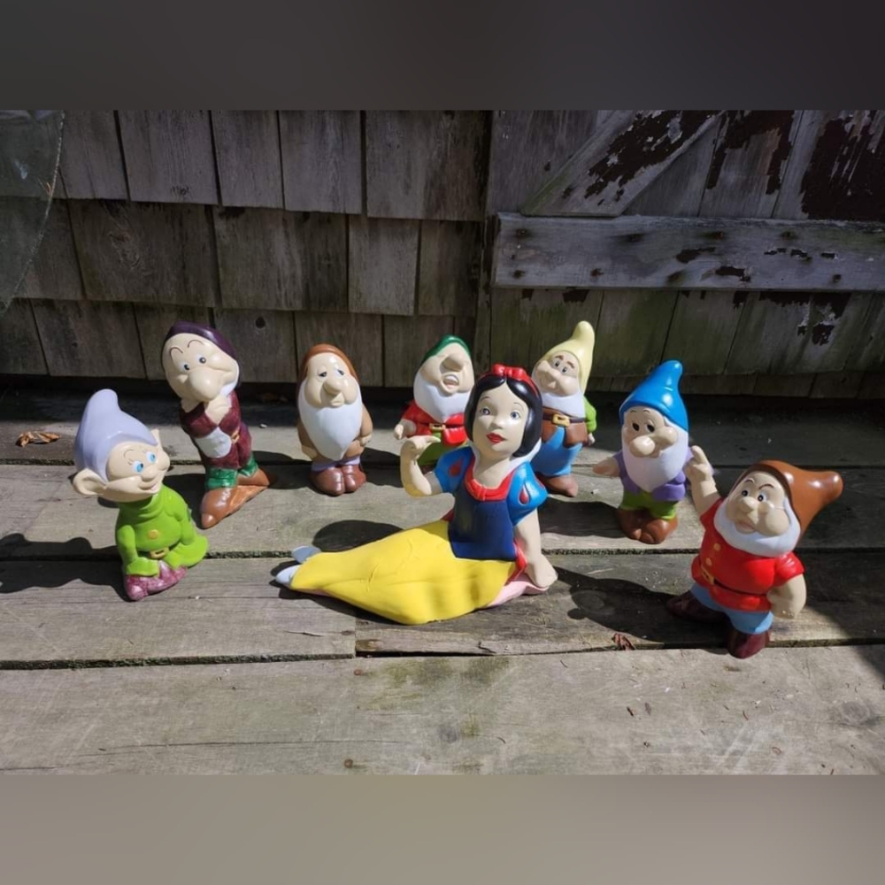 Set of snow white and 7 dwarfs (cement)
